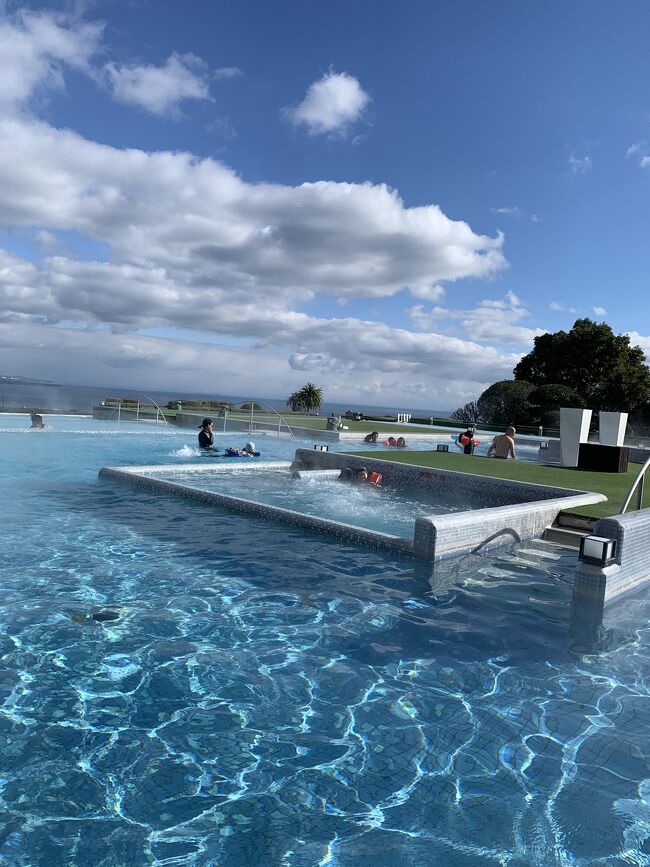 3日目<br />あっという間に最終日<br /><br />今回は福岡空港離発着なので<br />杉乃井ホテルさんにはお昼までの滞在になります。<br /><br />強風&昨日は小雪舞う冬の気温という事で<br />『アクアガーデン入れる?』なんて心配してましたが<br />初日の雨は入れませんでしたが<br />昨日も今日もむしろお湯の温度が熱いくらい!<br />息子も他の家の子供達も水温が低いプールを探して<br />なんとなく集まってしまう~!<br />そして新しいお友達が出来て、楽しさ増すっと言う2日間でした!<br /><br />旦那さんとは別行動も多かったですが<br />お互い感じた事は一緒で<br />『スタッフさんが皆さん感じがいい!』<br /><br />花館がクローズして、館内移動ができない状態で<br />本館とこの前出来た虹館とアクティビティ施設のシーダパレスがそれぞれ分断状態。<br /><br />インカムで連絡をとりあい、かなりの台数が循環していて<br />ほとんど待つ時間はなく行ったり来たりできます。<br />(セブンイレブンやアクアビート一階にあるランドリー前にも停車してくれます)<br />極め付けはフロントの女性とベルの男性のなんと爽やかでナチュラルな対応(#^.^#)<br /><br />高級ラインではないものの<br />ラック料金は決して安くはないので<br />出発前は『なぜ?』っと思っていた私でしたが<br />食後の際の写真サービス然り<br />アニバーサリー旅行へのサプライズの連発然り<br />スタッフ全体の笑顔量然り<br />待たせないための工夫然り<br />むしろハード面=料金ではない事を再認識させられました。<br />『ラック料金でも安いのでは』とファンになりました。<br /><br />別府も外資系ホテルの参入や<br />日本系の高級ホテルも増えるなかで<br />今まで蓄積した顧客満足度のノウハウを更に飛躍させていくであろう、新しく建築中の宿泊棟にも期待です。<br /><br />楽しい家族旅行をありがとうございました。<br />(=´∀`)人(´∀`=)