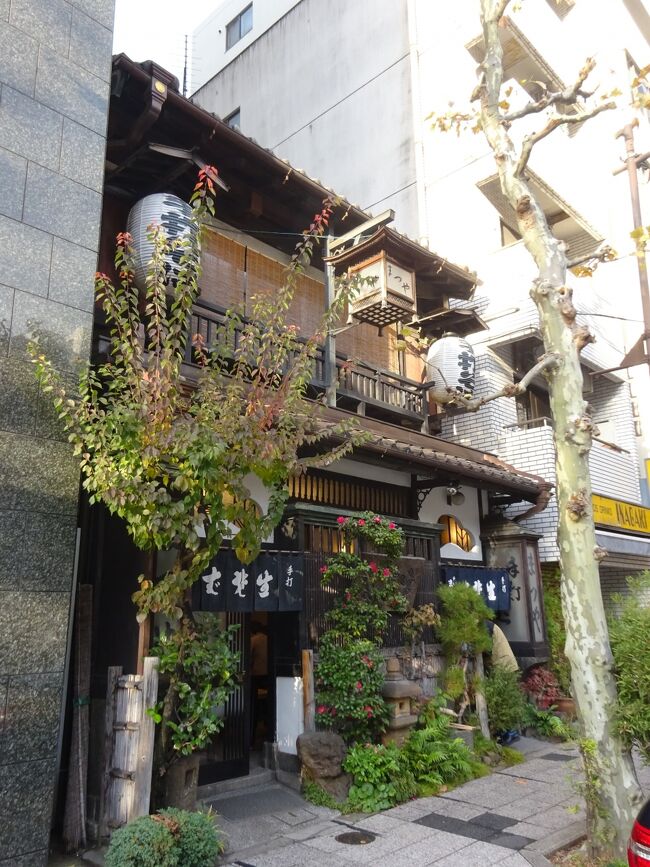 東京巡り12回目で虎ノ門から大門 新橋・日比谷界隈 神田から秋葉原まで歩きました。(愛宕・鳥森・幸・有楽神社等 新橋の旧停車場・親柱 日比谷公園 神田須田町のレトロ建物群 万世橋高架橋等 都心の中の古き良き所を訪れました。) <br />(写真)神田須田町一丁目のレトロな建物(まつや(蕎麦屋))<br />(愛宕神社)1603年防火の神様で創建。 23区で天然の山で一番高い愛宕山(標高26m)にあり、三角点もあります。<br />(旧新橋停車場)日本の鉄道発祥の地(1872年10月14日に開業)である汐留に駅舎の外観を再現しました。<br />(新橋の由来)銀座8丁目の高速道路の下には汐留川が流れ、「新橋」が掛けられておりました。石柱のみが残っています。<br />(旧万世橋駅)中央線神田駅と御茶ノ水駅の間にあった「万世橋駅」で明治45年に完成した赤レンガ造りの万世橋高架橋下を再生し、お店等にしました。)明治の中頃、立川と新宿間に甲武鉄道が開通。明治45年に神田方向に伸び、開業したのが万世橋駅です。大正8年に東京駅まで伸び、中間駅になった。関東大震災で駅舎は焼失し小さく再建。昭和18年に乗降客の減少で営業を休止しました。1936年に一部を鉄道博物館にしており、1948年に拡張して交通博物館となり、2006年5月16日に閉館しました。<br />(秋葉原の由来)明治2年の大火で、ここに秋葉大権現を勧請して、鎮火神社として祀り、のちに秋葉神社と改名。「秋葉原」と呼ばれる由縁です。<br />{旅程}<br />①2021年12月17日(金)<br />自宅9:26(JR)10:05新橋10:09(銀座線)10:12虎ノ門(3)で降り、<br />1)金刀比羅宮(1660年丸亀藩主ガ金刀比羅大権現を勧請。社殿(権現造) 銅鳥居 百度石)を参拝し、虎ノ門ヒルズを通り、 <br />2)愛宕神社(1603年防火の神様で創建。 23区で天然の山で一番高い愛宕山(標高26m)大鳥居 出世ノ石段 本社 弁財天社 招き石 将軍梅 三角点)を参拝。<br />3)NHK放送博物館(無料月休)(放送の歴史100年)3Fヒストリーゾーン(1-8ラジオ・TV)2F放送体験スタジオ1F放送歴史絵図)を見て、慈恵医大 青松寺を通り<br />幸稲荷神社・瘡護神社(1394年創立 御祠石(霊石) 石柱 東京タワー大神宮ノ本社)<br />聖アンデレ・オルパン教会(英国国教会) 麻布台のビル(2023年330m) 東京タワー 芝公園(蛇塚 モミジの滝) 増上寺と参拝をして<br />大門12:06(浅草線)12:08新橋(2)に行きます。<br />4)旧新橋停車場(鉄道歴史展示室 駅舎とプラットホームの遺構 0マイル標識)を見学し 汐留ビル群 新橋ノ石柱 金春通り煉瓦遺構の碑 SL広場を通り、烏森神社(940年鎮守将軍藤原秀郷ガ戦勝祈願で創建。明暦ノ大火焼けず)を参拝します。 <br />5)(昼食)「鳥割烹末ゲン」明治42年創業(13:10-13:40)唐揚げ定食1800円を戴きます。<br />新橋13:44(JR)13:46有楽町に行き、<br />6)日比谷公園(有楽門 日比谷見付跡 心字池 第一花壇 大噴水 松本楼 首賭イチョウ 雲形池 ツツジ山 日比谷公会堂) 帝国H 日生劇場 東京宝塚劇場 Café紅鹿舎と歩き、 <br />有楽町14:49(JR)14:54神田(北)で降ります。<br />7)神田須田町一丁目の昭和レトロな建物群 鷹岡(繊維卸商社) 神田マツヤ(ソバ) 山本歯科医院ボタン(鳥スキヤキ店) 竹ムラ(甘味処オシルコ) イセ源(アンコウ料理) アナンダ工房(インド服飾店) 神田ヤブソバ(ソバ)と古い建物を見て、<br />8)マーチエキュート神田万世橋(明治45年赤レンガ万世橋高架橋 2013プラットホーム 1912階段 1935階段 オープンデッキ 中央線)を見て万世橋を渡り、 <br />秋葉原15:43(JR)13:46上野15:55(JR)16:16自宅に帰ります。<br />