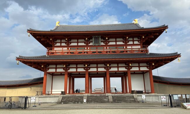 前から行きたかった奈良の平城京を散策しました。<br />この場所はかなり広く、京都や大阪では、同様な復元は無理でしょうね。<br />遣唐使船の再現も興味深いです。<br />他に、同行の中国人友人が希望した唐招提寺、そして、薬師寺、東大寺、春日大社も周りました。<br />奈良マラソンの日だったので、予定していた「ぐるっとバス」が運休とか、結構大変でしたが、予定を全部周れて良かったです。<br /><br />写真には位置情報を入れていますので、参考にしてください。<br /><br />表紙写真は朱雀門です。門の向こう側に復元中の南門（大極殿院の正門）が見えます。ちなみにその間を近鉄奈良線が走っています。<br />