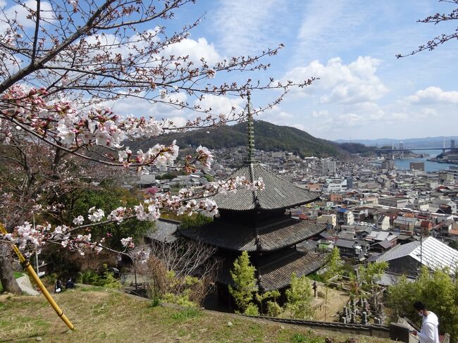 2月20日、広島県のまん延防止等重点措置が解除になったことより、広島に行くことを決定しました。もちろんマスクや手洗い、そして3密は回避し、感染対策を徹底しての行動です。<br /> 広島ぶらり旅の1日目は、広島空港から三原城跡に行き、次に尾道で千光寺など坂道エリアや海岸通り、本通商店街、映画のロケ地となった神社などを散策。そして福山市では、鞆の浦周辺の名所・観光地や仙酔島、阿伏兎観音を見学し、福山に宿泊。<br /> ぶらり旅2は、福山市内、岡山の笠岡、尾道の向島、三原の須波。ぶらり旅3は、広島市、呉市、竹原市です。