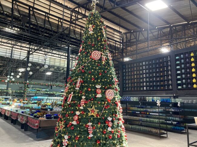 バンコク の中心地から車で高速を使って1時間圏内のお店を周りました。クリスマスグッズを購入し、食器屋さんを3店舗、最後にカフェに寄り、下道で帰ってきました。