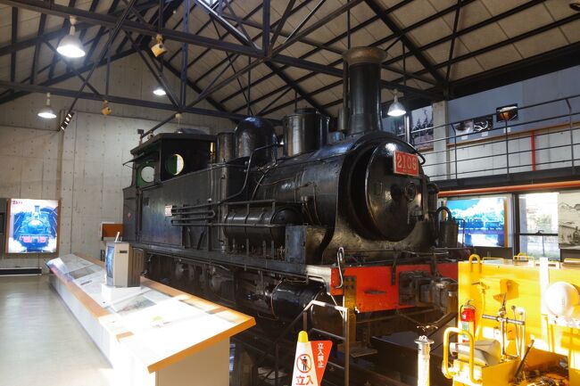 埼玉県南埼玉郡宮代町にある日本工業大学の敷地内には「工業技術博物館」があります。<br />ここに、動態保存されているイギリス製の蒸気機関車があります。<br />明治時代の鉄道局が発注してイギリスで製造された２１００形で、１９７０年に廃車。<br />それを大井川鐡道で復活運転後長期間留置されました。<br />１９９２年に修復し、動態保存を条件に、日本工業大学に譲渡されました。<br />以来、年に何回か実際に石炭による走行が行われます。<br />運転日ではありませんでしたが、機関庫内の機関車を見学できました。<br />また、すぐ近くの宮代町役場の隣にあるシャープ・スチュワート製の<br />４０号蒸気機関車も併せて見て来ました。<br />こちらは日没後だったため、隣の建物の照明が頼りの、<br />ちょっと見掛けない写真になりました。<br />　また、この日の午前中に訪れた２０２１年大河ドラマ「青天を衝け」の大河ドラマ館を深谷市で見て来たので、おまけで掲載します。