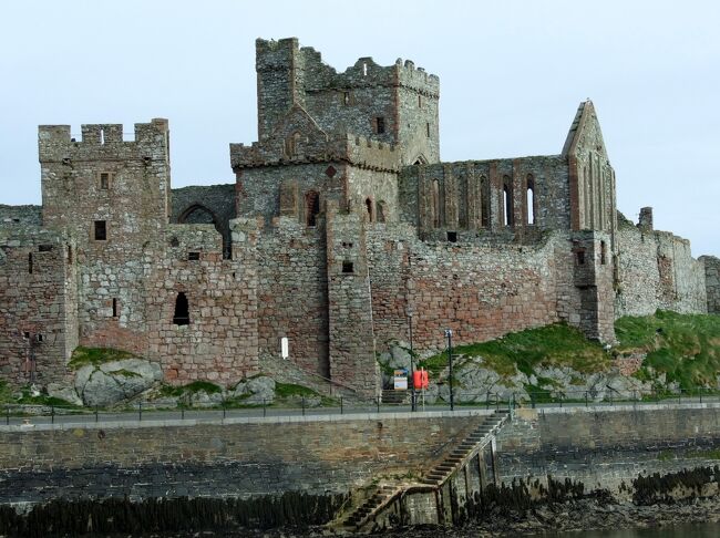 イギリスの素敵な小さい島を訪ねる旅 マン島 ピール城<br /><br />イングランドではナローボートの船旅を楽しみ、<br />その後リバプールに行き、ビートルズの音楽に触れ、<br />そこからプロペラ機でマン島に渡り、<br />最後にアイルランドへ。<br />アイルランドではアイリッシュ・ダンス、<br />アイリッシュ・ウイスキー、<br />アイリッシュ・コーヒー、<br />アイリッシュ・音楽、<br />城めぐりと旅を満喫した。<br /><br />アイルランド・イングランドの旅<br />2013/4/26成田(NRT,T1)11:30-15:50ロンドン(LHR,T3)<br />2013/4/26ロンドン(LHR、T1)20：10-21：10マンチェスター(MAN、T3)<br />2013/4/27マンチェスター観光<br />2013/4/27マンチェスター＞ピカデリー駅  ＝＞ストーク?オン・トレント駅<br />2013/4/27エトルリア  ＝＞ ヘイゼルハースト<br />2013/4/28ヘイゼルハースト ＝＞ フロッグホール<br />2013/4/29フロッグホール ＝＞ ヘイゼルハースト ＝＞　リーク<br />2013/4/30リーク ＝＞ エトルリア<br />2013/4/30ストーク?オン?トレント駅　＝＞　リバプール<br />2013/5/01リバプール　＝＞　マン島<br />2013/5/02マン島　＝＞　アイルランド　ダブリン<br />2013/5/03ダブリン　＝＞　キラーニー ＝＞ コーク<br />2013/5/04コーク ＝＞ キャッシェル＝＞ キルケニー＝＞ ダブリン<br />2013/5/05ダブリン＝＞ロンドン<br />2013/5/06成田