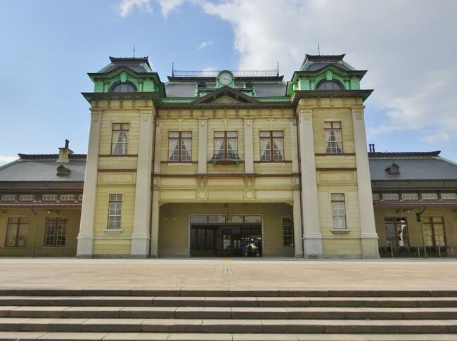ずいぶん前に、友達が「門司へ旅行するの。レトロな街並みが残っていて、雰囲気が良いの。」と言った事が、ずっと頭の隅に残っていました。<br /><br />あれから長い時間が過ぎ、街並みの雰囲気が良いだけでなく、海峡であるが為に様々な時代に歴史の舞台となった事を知りました。<br /><br />近年、レトロな街並みは観光しやすいように整備され、多くの歴史の舞台になった時の事を分かり易く説明してくれる施設も増え、その歴史と照らし合わせて歩くと臨場感がありました。<br /><br />見所が多く行きつくせていないので、季節を変えて再訪したい街となりました。<br /><br /><br />
