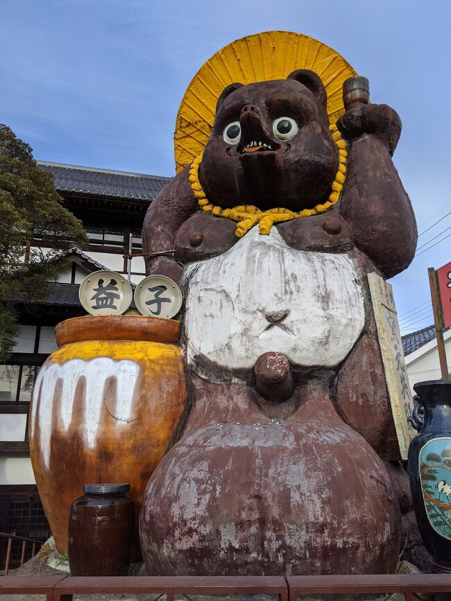 2020年12月に行った栃木県への一泊旅行記です。<br />今まで行った事の無い益子へ。<br /><br />初日は朝から牛久の大仏さまを見学し、その後は道の駅や益子焼を見たあと宿でゆっくりと。<br />2日目は織姫神社にお参りし、佐野ラーメンを食べました。