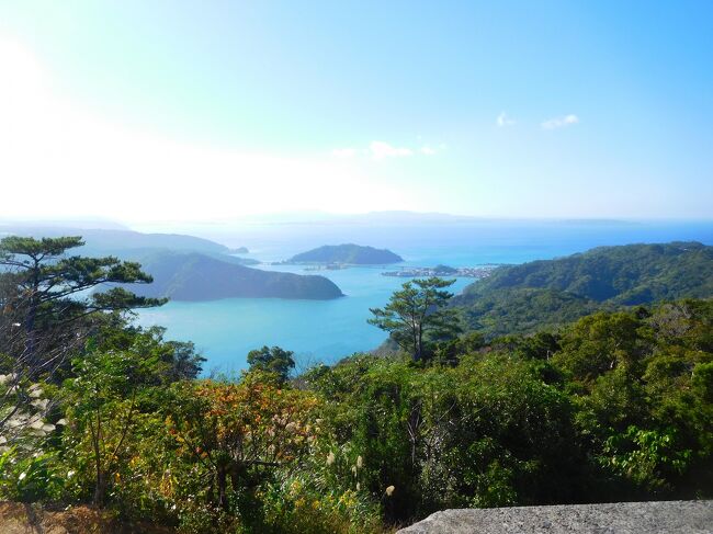 　JALで行く沖縄北部弾丸ツアーで前回行くことのできなかっ、大石林山・安田くいなふれあい公園へ行きます。<br />　二日目は那覇でお買い物で過ごしました<br />初日と最終日は航空移動の時間で、実働時間は三泊二日のようなツアーとなりました。<br /><br />写真　天空のレストラン・大宜味スカイ テラスからの風景<br />　　　塩見湾から宮城島、霞んで本部半島・古宇利島