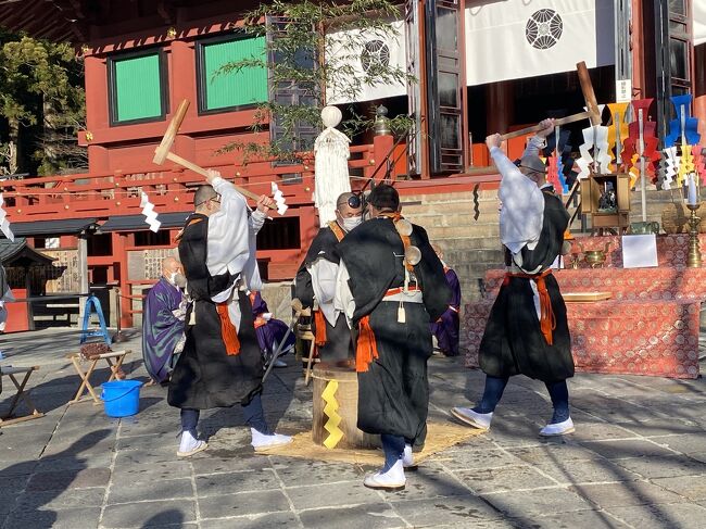 歳末恒例の御供加持と呼ばれるもちつきが、毎年12月21日、日光山輪王寺の三仏堂境内で行われます。<br />朝8:20スタート、9:00終了のスケジュールでした。<br />見学者はプロとアマ半分づつ。<br />NHKも来てたよ!<br />