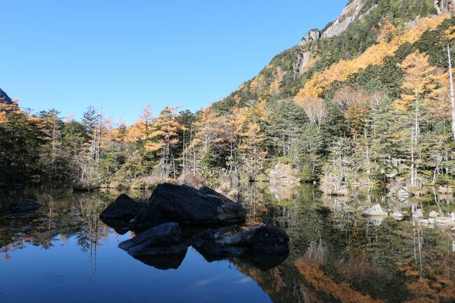 2021年10月30日-11月7日、静岡県と長野県に行きました♪<br />駿河湾と富士山、諏訪湖・上高地・八ヶ岳、晩秋の山岳や高原、温泉やグルメ、紅葉をたっぷりと楽しんできました♪<br /><br />☆Vol.129　11月4日：上高地♪<br />上高地帝国ホテルから明神池・徳沢へのハイキング♪<br />モンクレールのダウン、エルメスの帽子・手袋・マフラー、ユニクロのヒートテックのパンツ、上高地帝国ホテルのハイキングシューズでばっちりと防寒。<br />上高地帝国ホテルから出発して明神池へ歩く。<br />時間があれば徳沢まで歩こう。<br />梓川に出ると朝日に浴びて輝く穂高連峰。<br />初冬の佇まいは神々しい。<br />周囲のカラマツは黄金色の紅葉に白い粉にかけられたような霧氷をまとい、<br />幻想的。<br />河童橋は霧氷で白くなっている。<br />河童橋から明神池への歩道。<br />森や湿原を抜けて。<br />次第に日が高くなり、<br />輝きを増す。<br />キラキラと美しい木漏れ日。<br />霧氷が残る湿原。<br />時折、サルの群れ。<br />周囲の山岳も輝き、<br />明神岳がそびえ立つ。<br />鳥居が見えてくる。<br />明神池に到着。<br />周囲の黄金色カラマツ、<br />そびえ立つ明神岳、<br />優雅に進む水鳥、<br />ひっそりと泳ぐイワナ。<br />水面に映す明神岳が美しい。<br />池に向かって参拝。<br />ゆったりと歩いて眺めて♪