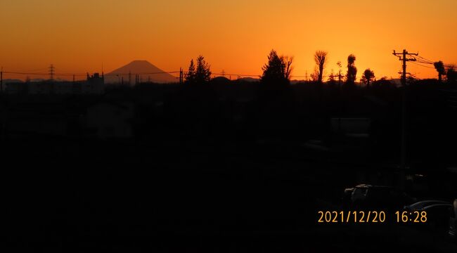 12月20日、午後4時28分頃にふじみ野市より美しい夕焼け富士が見られました。<br /><br /><br /><br /><br /><br />*写真は夕焼け富士と太陽の日没