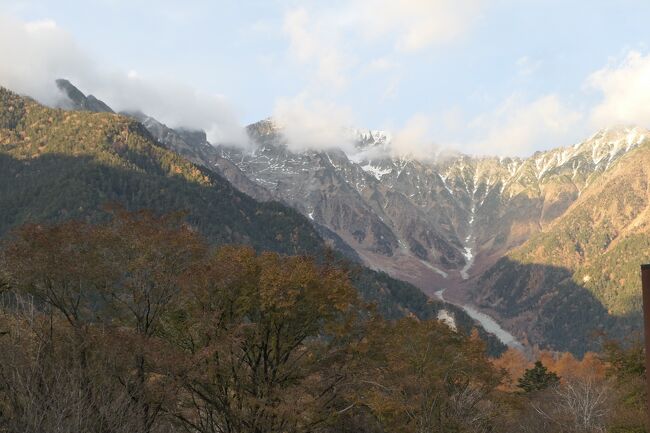 2021年10月30日-11月7日、静岡県と長野県に行きました♪<br />駿河湾と富士山、諏訪湖・上高地・八ヶ岳、晩秋の山岳や高原、温泉やグルメ、紅葉をたっぷりと楽しんできました♪<br /><br />☆Vol.141　11月4日：上高地♪<br />上高地帝国ホテルのアルペンローゼでエビフライを付けたビーフカレーライスを頂いたら、<br />デラックスルームに戻り、<br />ゆったりとバスタイム。<br />明神池・徳沢へのハイキングによる疲れを癒す。<br />午後はまったりとシェスタタイム。<br />温かいコーヒーを飲みながら、<br />黄昏の穂高連峰を眺めて。<br />刻々と冬が近づく。<br />ゆったりと眺めて♪