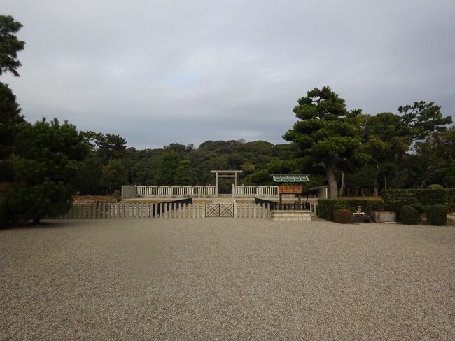 大阪巡りの第2回目で住吉大社と堺の環壕エリア(大浜公園 南宗寺 山口家住宅 本願寺堺別院 妙国寺 開口神社等) 展望ロビー 百舌鳥古墳群(反正・仁徳・履中天皇陵 ニサンザイ・イタスケ・御廟山古墳等)大仙公園 百舌鳥八幡宮等を電動自転車で回りました。 (写真)仁徳天皇陵拝所です。<br />(住吉神社)211年に「海の神」として鎮座し、神功皇后等を祭神とする2300社ある住吉神社の総本社です。第1~3本宮は三神 第4本宮は神功皇后を祀っています。「すみよっさん」の愛称で呼ばれています。<br />(南宋寺)1557年、三好長歳が父の菩提を弔う為に、開山。臨済宗大徳寺派です。伝説の徳川家康の墓もあります。(大坂夏の陣の茶臼山の戦いで、家康が逃亡中に、乗っていた籠を後藤又兵衛の槍に突かれ、重傷を負い南宋寺で絶命したという伝説で、秀忠や家光もこの寺を訪問しており,一時、この寺に埋葬された場所があり密かに日光東照宮に改葬されたといいます。<br />(妙国寺)1562年、日蓮宗の日晄上人が開祖です。堺事件(土佐藩士がフランス人を殺傷)で土佐藩士がここの境内で切腹をしたお寺です。<br />(仁徳天皇陵古墳)墳丘長486m 周囲2.8kmの日本最大の前方後円墳 クフ王のピラミッド 秦始皇帝陵と並び、世界三大墳墓です。人物や馬等の各種埴輪が出土した。約20年の月日で築造され、三重の環壕で囲まれています。 <br />{旅程}<br />①2021年12月24日(金)<br />自宅(阪神本線)7:45難波8:05(南海本線)8:16住吉大社で降ります。<br />1)(住吉大社)住吉公園 (西大鳥居 反橋 誕生石 幸寿門 第3 4 2 1本社 侍者社 石舞台 五所御前 大歳社(オモカル石) 伊勢神宮遥拝所 種貸社(一寸法師ノ椀) 吉祥殿)を参拝し、<br />住吉大社9:16(南海本線)9:23堺(堺駅観光案内所で電動自転車借500円)<br />2)(堺環壕地区)大浜公園 旧堺燈台 サカイ利晶ノ社 千利休屋敷跡 与謝野晶子生家跡 南宗寺(山門 仏殿 唐門 庭園 伝説徳川家康の墓) ザビエル公園 堺伝統産業会館 清学院 川口慧海生家跡 <br />3)山口家住宅(入館) 本願寺堺別院(太鼓楼 堺県庁跡) 妙国寺 菅原神宮 山ノ口商店街 関口神宮 開口神社 市役所(21階展望ロビー) 堺東駅と走り、<br />4)(百舌鳥古墳群巡り)反正天皇陵古墳 鈴山古墳 天王古墳 方違神社 永山古墳 茶山古墳 大安寺山古墳 丸保山古墳 狐山塚古墳 樋ノ谷古墳 銅亀山古墳を見学します。 <br />(昼食)「花茶碗」(13:25-14:00)古墳カレー(元祖)1000円を戴きます。長塚古墳 狐山古墳 竜佐山古墳を見て、 <br />5)仁徳天皇陵古墳を参拝し、孫太夫山古墳から<br />6)大仙公園(百舌鳥古墳群ビジターセンター 堺市博物館(入館) 茶室伸庵・黄梅庵 グワショウ古墳 旗塚古墳 七観音古墳 寺山南山古墳 経堂古墳 履中天皇陵古墳 イタスケ古墳 善右衛門山古墳 御廟山古墳 万代山古墳 高林家住宅 百舌鳥八幡宮 狛犬 鎮守山古墳 ニサンザイ古墳 万代山古墳 収塚古墳 大仙公園観光案内所で電動自転車を返却します。<br />百舌鳥16:18(JR)16:21三国ヶ丘16:41(南海線)16:56難波17:03(阪神ナンバ線)自宅に帰ります。<br /><br />