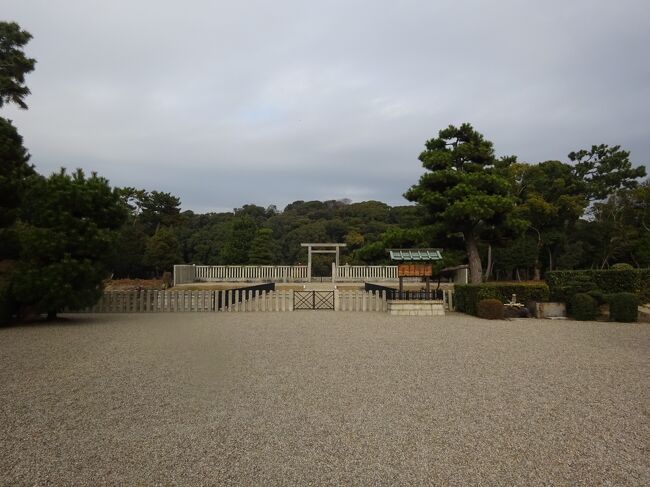 大阪巡りの第2回目で住吉大社と堺の環壕ｴﾘｱ(大浜公園 南宗寺 山口家住宅 本願寺堺別院 妙国寺 開口神社等) 展望ﾛﾋﾞｰ 百舌鳥古墳群(反正･仁徳･履中天皇陵 ﾆｻﾝｻﾞｲ･ｲﾀｽｹ･御廟山古墳等)大仙公園 百舌鳥八幡宮等を電動自転車で回りました｡ (写真)仁徳天皇陵拝所です。<br />(住吉神社)211年に｢海の神｣として鎮座し､神功皇后等を祭神とする2300社ある住吉神社の総本社です｡第1~3本宮は三神 第4本宮は神功皇后を祀っています｡｢すみよっさん｣の愛称で呼ばれています。<br />(南宋寺)1557年､三好長歳が父の菩提を弔う為に､開山｡臨済宗大徳寺派です｡伝説の徳川家康の墓もあります｡(大坂夏の陣の茶臼山の戦いで､家康が逃亡中に､乗っていた籠を後藤又兵衛の槍に突かれ､重傷を負い南宋寺で絶命したという伝説で､秀忠や家光もこの寺を訪問しており,一時､この寺に埋葬された場所があり密かに日光東照宮に改葬されたといいます。<br />(妙国寺)1562年､日蓮宗の日晄上人が開祖です｡堺事件(土佐藩士がﾌﾗﾝｽ人を殺傷)で土佐藩士がここの境内で切腹をしたお寺です。<br />(仁徳天皇陵古墳)墳丘長486ｍ 周囲2.8ｋｍの日本最大の前方後円墳 ｸﾌ王のﾋﾟﾗﾐｯﾄﾞ 秦始皇帝陵と並び､世界三大墳墓です｡人物や馬等の各種埴輪が出土した｡約20年の月日で築造され､三重の環壕で囲まれています｡ <br />{旅程}<br />①2021年12月24日(金）<br />自宅(阪神本線)7:45難波8:05(南海本線)8:16住吉大社で降ります。<br />1)(住吉大社)住吉公園 (西大鳥居 反橋 誕生石 幸寿門 第3 4 2 1本社 侍者社 石舞台 五所御前 大歳社(ｵﾓｶﾙ石) 伊勢神宮遥拝所 種貸社(一寸法師ﾉ椀) 吉祥殿)を参拝し､<br />住吉大社9:16(南海本線)9:23堺(堺駅観光案内所で電動自転車借500円)<br />2)(堺環壕地区)大浜公園 旧堺燈台 ｻｶｲ利晶ﾉ社 千利休屋敷跡 与謝野晶子生家跡 南宗寺(山門 仏殿 唐門 庭園 伝説徳川家康の墓) ｻﾞﾋﾞｴﾙ公園 堺伝統産業会館 清学院 川口慧海生家跡 <br />3)山口家住宅(入館) 本願寺堺別院(太鼓楼 堺県庁跡) 妙国寺 菅原神宮 山ﾉ口商店街 関口神宮 開口神社 市役所(21階展望ﾛﾋﾞｰ) 堺東駅と走り､<br />4)(百舌鳥古墳群巡り)反正天皇陵古墳 鈴山古墳 天王古墳 方違神社 永山古墳 茶山古墳 大安寺山古墳  丸保山古墳 狐山塚古墳 樋ﾉ谷古墳 銅亀山古墳を見学します｡ <br />(昼食)｢花茶碗｣(13:25-14:00)古墳ｶﾚｰ(元祖)1000円を戴きます｡長塚古墳 狐山古墳 竜佐山古墳を見て､ <br />5)仁徳天皇陵古墳を参拝し､孫太夫山古墳から<br />6)大仙公園(百舌鳥古墳群ﾋﾞｼﾞﾀｰｾﾝﾀｰ  堺市博物館(入館) 茶室伸庵･黄梅庵 ｸﾞﾜｼｮｳ古墳 旗塚古墳 七観音古墳 寺山南山古墳 経堂古墳 履中天皇陵古墳 ｲﾀｽｹ古墳 善右衛門山古墳 御廟山古墳 万代山古墳 高林家住宅 百舌鳥八幡宮 狛犬 鎮守山古墳 ﾆｻﾝｻﾞｲ古墳 万代山古墳 収塚古墳 大仙公園観光案内所で電動自転車を返却します｡<br />百舌鳥16:18(JR)16:21三国ヶ丘16:41(南海線)16:56難波17:03(阪神ﾅﾝﾊﾞ線)自宅に帰ります｡<br /><br />