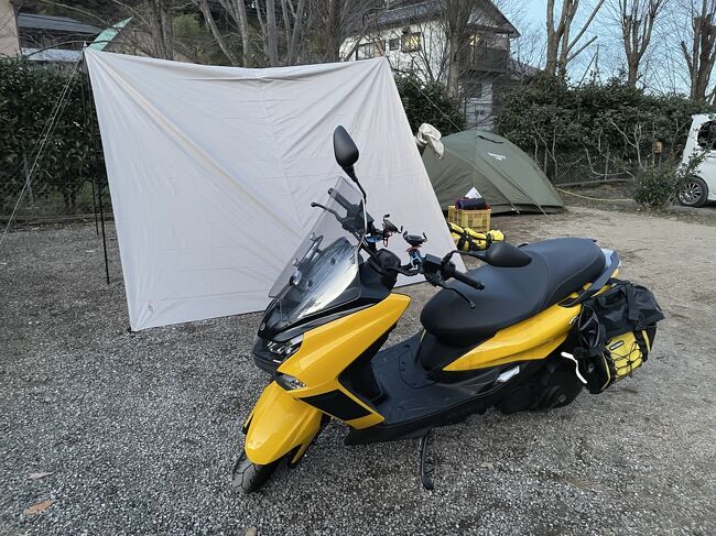 昨年の11月にオジサン(アラフィフ)になってからバイクの免許を取得し、今年の1月にバイクを購入し(新免許!新バイク!! https://4travel.jp/travelogue/11673448 )、ようやく免許取得から1年たって2人乗りができるようになったので、この寒い冬の中、タンデムツーリングをしてキャンプをしてきました。<br /><br />行き帰りもキャンプしてる間も買い物とレストランと、焚き火してる以外はずっと寒かったですが、キャンプ場以外はすべて自前でできたことがとても満足でした。