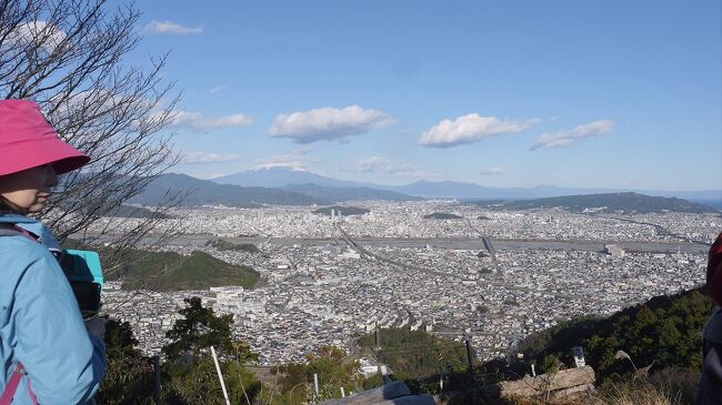 青春18きっぷを使って焼津市と静岡市の境界の山である満観峰へ行ってきました。天候に恵まれ、正面に富士山を望むことが出来ました。でも、富士山山頂付近は雲に覆われていました。<br />満観峰山頂へ向かう時、多くの人が下山してきました。山頂でも沢山の人が登ってきているのを目にしました。焼津市民に人気が有る山だと思いました。<br />今回、18きっぷを使って満観峰に登る山行で、Kオジサンがリーダーを務めました。