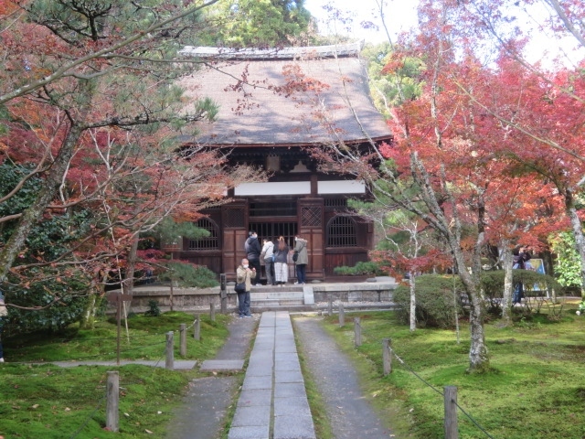 京田辺市にある「酬恩庵一休寺」に行きました、一休和尚が晩年に隠棲した臨済宗の禅寺、境内にある室町時代の建物、本堂や庫裏、方丈、開山堂、宝物館、名勝・方丈庭園など見ながら広い境内を紅葉を見ながら散策しました、散策路沿いに仏像が多く並んでいました。<br /><br />紅葉が丁度良く、多くの参拝者が来ていました、近鉄京都線を利用して行きました、今回は旅友と3人で歩きました、一休寺参拝後は奈良に移動しました。