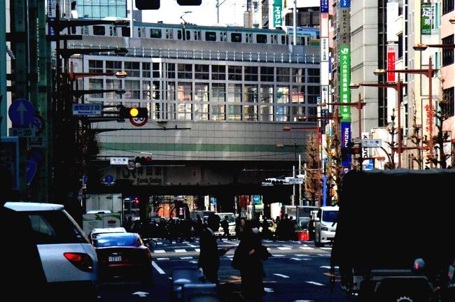 【知られざる東京大阪キャンペーン応募作】<br /><br />東京の南北を二分する『神田峠』!!<br /><br />JR東京駅7,8番線から上野東京ライン北行に乗ると、すぐに峠越えが始まります。<br />ここには昭和40年代の国鉄時代からの長い歴史と悲願があったのです。<br />今年は神田峠開山7周年。<br /><br />では今回はそれらを軽くひもといてみましょう。<br />しかし、地図を見てもそんな峠はどこにも載っていませんね。<br /><br />写真:地上22mの神田峠を行く沼津発宇都宮行き1547E電車 1都6県235.7kmを駆け抜ける