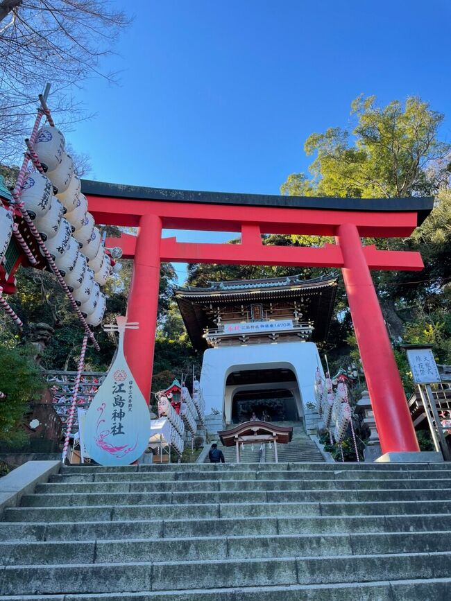 12月の日月。<br />夫は趣味で帰宅が遅くなり、女子チームのみで神奈川県民割を利用し、自宅からほど近くの藤沢のホテルで1泊しました。<br />翌日は次女は学校、三女は幼稚園、私は仕事のためそのまま直行。<br />学校が休みだった長女がひとり江ノ島遠足に行ってきました。<br />地元であり小さいころから何度も行っている江の島ですが、こうして振り返ってみると魅力再発見できました。