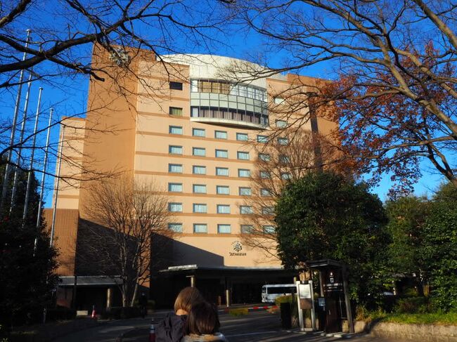 2021年最後の宿泊旅は、妻、娘と休みを合わせて初めての昭島へ。<br />以前からホテルオークラグループのフォレストイン昭和館が気になっていました。<br />宿泊予約サイトを見ていると、「GO TO 昭島」というプランがリーズナブルな価格で出ていました。<br />食事は朝夕ともにブッフェ、最上階ラウンジでのドリンクサービスそして記念品までくれるというもの。<br />結論は最高に良かったと思います。確かに建物は最新ではありませんが、ゆったりと落ち着いた感じが心地良かった。<br />スタッフもフレンドリーでした。<br />ホテルでの食事に加え、両日のランチも楽しみました。<br />昭島、いいですね〜