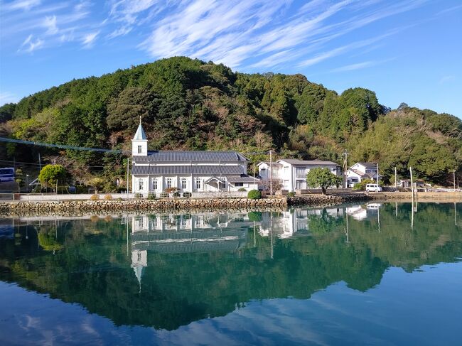 2日め　7877歩<br /><br />観光バスで中通島・頭が島を観光し、郷ノ首港から海上タクシーでキリシタン洞窟・前島のトンボロ・久賀島の五輪教会堂を経由して、下五島の福江島に移動するスケジュール。<br /><br />今日のバスガイドさんはすっごい面白い芸達者なクリスチャンでした！<br />クリスチャンネーム聞き忘れたー（笑）<br /><br />今日訪れた教会は、<br />中ノ浦教会<br />冷水教会（車窓）<br />青砂ヶ浦教会<br />頭ヶ島天主堂<br />旧五輪教会<br />五輪教会<br /><br />曜日にもよるようですが、ほぼ入堂できませんでした。<br />もしかしたら、個人で連絡すればOKなところもあるんじゃないかと…<br />海外だとミサ以外、祭壇の近くまで行けるのにな…<br />ちょっくら残念！<br /><br />「念願の五島列島ツアー旅③　下五島/福江島をメインに巡り、長崎へ」へ続く<br /><br />