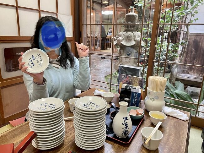 出石そばを食べに出石に行きました。皿そばで有名な町。東では川越が小江戸と呼ばれているように、西のでは兵庫県但馬エリアの出石(いずし)は小京都と呼ばれる風情ある街です。出石焼の小皿にの細切りの蕎麦が先ず5皿でてきます。薬味はネギ、とろろ、大根おろし、ワサビがどーんと付いてきます。追加で皿そばを注文してお好みの量が食べられるシステムです。私が行った二八の手打蕎麦の甚兵衛さんは、<br />皿そば17枚以上食べると出石焼の豆皿をプレゼントしてくれる特典があり、素敵なお皿を主人と共に貰いました。<br />出石蕎麦でお腹もいっぱいで、出石焼の小皿のプレゼントがとても良い旅のお土産になりました。12月半ばに行ったので、これまた素敵なカレンダーも貰えました。モノクロ写真の出石の街のカレンダーを見ていたら、また行きたくなります(^-^)