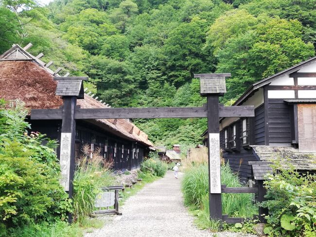 新型コロナウィルスの影響で世界中が混乱しています。<br />感染防止目的で厳しい移動制限です。<br />海外渡航はできませんが、国内ならば・・・。<br />関西から自家用車で東北周遊に決定。世界遺産の大自然を満喫できました。自家用車で合計2600km走破です。<br /><br />東北といえば、乳頭温泉鶴の湯、ここ重点でゆっくりしました。<br />★概要<br />8/12新潟から秋田まで移動<br />8/13角館観光<br />★詳細<br />8/12■白玉の湯 泉慶>日本海東北道>道の駅あつみ>国道7号>道の駅 象潟>日本海東北道>秋田道>たつこ像>乳頭温泉>■乳頭温泉郷 秘湯 鶴の湯温泉(泊)<br />8/13■乳頭温泉郷 秘湯 鶴の湯温泉>抱返り渓谷>安藤醸造本店>たつこ茶屋>■乳頭温泉郷 妙乃湯(泊)<br />つづく