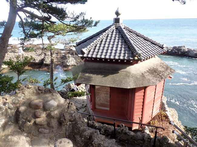 花園神社から岡倉天心の旧宅へ向かいます。<br />海辺の絶壁に建旧宅は風光明媚な場所にあります。<br />六角堂は海に突き出した岩礁の上に立っています。<br />次に高萩市の「お屋敷通り」から周辺を散策しました。<br />江戸時代、水戸藩附家老中山氏が松岡城に入り、城下町を整備しました。<br />現在松岡城跡地は松岡小学校の敷地内になっています。<br />「穂積家住宅」まで歩いていきました。<br />最後に妙福山　佐竹寺に向かいました。<br />途中買い物などして到着は15：50御朱印は16：00までです。<br />ギリギリ間に合いました。<br />https://youtu.be/qum5CRV4Y74