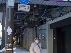 トラピックス　名湯の温泉旅館でくつろぐ北海道イルミネーション光の旅4日間（6）二条市場で海鮮丼、新千歳空港でジンギスカンを食べる。