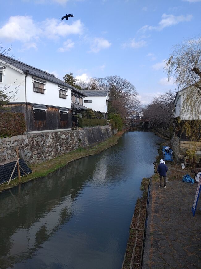 近江八幡市は滋賀県のほぼ中央に位置しており、琵琶湖の中で最大の島である沖島があります。織田信長の改革精神により開かれた楽市楽座によって、豊臣秀次の自由商業都市の思想に引き継がれてさらに近江商人の基礎を築いていきました。(近江八幡市参照)近江八幡市の市名に旧国名の「近江」を冠しているのは、市制施行時に福岡県八幡市(やはたし)が存在していたからです。しかし福岡県八幡市は1963年に合併し、北九州市の一部となり消滅しました。(Wikipedia参照)<br />今回はかわらミュージアム・八幡堀などを訪問し、近江牛の握り・つぶら餅・近江牛のシチューなどのグルメを食べました。今回は記念すべき30回目の旅行体験記となりました。フォローしてくださっているトラベラーの皆様、私の旅行記にいいねを投票してくださった皆様のおかげです!感謝の気持ちでいっぱいです。2022年は更に成長した体験記を書けるように頑張ります。これからもよろしくお願いします!良いお年を!<br />最後になりますが、私の旅行記を見て近江八幡市に行きたい及び近江八幡市に旅行に行く時の参考となれば幸いです。近江八幡市の旅行が皆様にとって忘れられない思い出になります事を心よりお祈り申し上げます。
