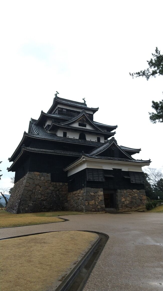 ４トラのみなさんの旅行記を読んで、一人旅に憧れを抱いて、早数年。。。<br />過去に、深夜バスを使った１泊２日ディズニー1人旅、そして車でめぐる熱海日帰り旅、フェリーに乗って鳥羽水族館日帰り旅をしましたが、<br />今回、初めての本格的な一人旅をしてきました！<br /><br /><br />１日目<br />静岡空港→出雲空港<br />ペンギンミュージアム<br />木綿街道<br />スーパーホテル出雲駅前 宿泊<br /><br />２日目<br />稲佐の浜<br />出雲大社<br />宍道湖の夕日見学<br />松江シティホテル別館 宿泊<br /><br />３日目<br />松江城<br />カラコロ工房<br />出雲空港→静岡空港<br /><br /><br />☆宿泊 じゃらんnetで予約☆<br />「スーパーホテル出雲駅前」<br />お部屋オマカセプラン♪朝食無料です<br />￥5200(税込)<br /><br />「松江シティホテル別館」<br />現金特価 【朝食なし】早い者勝ち！グットラックプラン<br />￥3900(税込)<br /><br /><br />この旅行記は、3日目、<br />京店商店街を通り、国宝松江城を見学して、カラコロ工房にちょっと寄って、出雲空港から静岡へ帰ってくるまでのお話です。