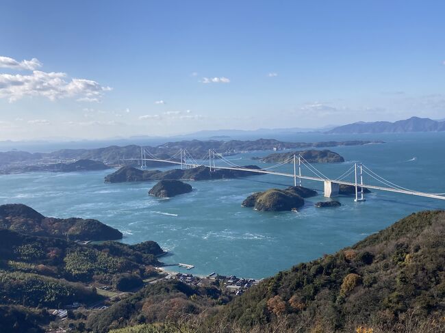 今年のクリスマスは旦那と瀬戸内海のしまなみ海道で過ごしました！<br />　　<br />12.24 羽田１９：３０     松山２１：００着 <br />　　　羽田までの道が大渋滞で焦る。空港到着はフライト２０分前。もちろん<br />　保安ゲート閉じてました。頑張って交渉しましたよ。<br />        松山からタクシーで道後のホテルメルパルクへ（３８００円）<br />　　　＊レンタカーは夜８時までだったのでしょうがなく次の日借りることに<br />したけど、地元のタクシー運転手さんに情報を聞ける良いきっかけとなる）<br />　　　１泊　2名素泊まり　９９００円（hotels.com)前日予約。<br />　　　大浴場が２３：００ということで慌ててお風呂へ。<br />　　　＊仕事から直で飛行機に駆け込んだので空腹。<br />　<br />12.25　朝　９：００朝ごはんついてないためすぐに出発できる。<br />　　　　歩いてると伊佐爾波神社発見。すると三社詣りで玉なるものを<br />　　　　集めてミッションコンプリートできる物が御朱印売り場にある<br />　　　ことを発見。これはやるべし。<br />   　　坊ちゃん列車がたまたま停まってて乗る。（１３００円）<br />　　　しまなみ街道目指すために９時道後発。ニッポンレンタカーで<br />　　　大街道にあるレンタカー屋さんでNissan　Daisy軽を借りて出発。<br /><br />　　耕三寺などを見学　１４００円（1名）<br />　　１６：００尾道のグリーンヒルの到着<br />　　　１泊２名２２０００円（朝食付き駐車場１０００円）<br />　　１７：００　近所のお好み焼き屋さんへ行く<br />　　　　　　　　尾道駅前散策　（激激さむさむ）<br /><br />12.26　9:00 ホテルの美味しい朝食ビュフェを堪能したら千光寺へ　<br />         9:30 　千光寺　まさかの石登りが待っていた。駐車場のおじさんが<br />　　　　　「今日は寒波が来とるじゃけん」広島弁で言ってた。<br />　　　　　　　展望台でナイスビュー満喫。 <br />　　　11:30　道後方面へ戻る<br />　　　13:00 道後温泉近くでたい飯食べる。（１０００円）　　<br />　　 　　　　 椿湯付近でインスタ映えするスポットが多く写真とる。<br />　　　14:00  護国寺神社　２つ目の玉をゲット<br />　　　１４:50 厳島神社 　３つ目の玉をゲットでミッションコンプリート<br />　　   15:00　レンタカー返却。 （松山空港店）<br />　　　17:10 松山発フライト　19:30 羽田着。　　<br />　なぜかレンタかー1時間早めに返したのに超過分の払い戻しがなかった。受付のお兄さんに払い戻しないの？　<br />　と聞いたら先払いしてるから、と。毎度返してもらってるので謎ですね。<br /><br /><br /><br />今回の反省<br />２４日夕方の羽田までの道路が激混みしており職場から羽田まで大体４０分から1時間以内で着くのに2時間もかかり大汗。クリスマスの<br />道路の混み具合が想定外で空港の保安ゲートが閉まってしまった。<br />なんとか入れてもらえけど、出発ゲートまでアテンダントさんと猛ダッシュ<br />したのはよい思い出。<br />２日目の尾道の宿がお風呂がなかったのでちょっと時間を持て余した。<br />大浴場つきを選ぶことは大事ですね。<br />しかし、当日激サムだったのであったかい綺麗なホテルを選んだのは正解でしょうね。<br /><br />今回の使用金額はこちら<br />２名分<br />羽田の駐車場は４８５０円（P2)　空いててラッキー。<br />宿泊<br />　高速代　２０００円<br />　１日目　９９００円　（hotels.comから）<br />　２日目　２２０００円　（ikyu.com)<br />お土産　１００００円くらい<br />食事　　１００００円<br />入場料など　３０００円くらい<br />レンタカー	１５６２０円<br />レンタカカーの高速４０９０円（しまなみ街道２日分）<br />ガソリン	１９２６円<br />荷物は下着と水筒。３日間同じ服を着る私。身軽な旅人です。<br /><br /><br />往復飛行機は2名で3万マイル使用。行きが6000マイル帰りは9000マイル。今回の使用金額は　２名で１２万くらいでした。　往復飛行機マイルが使えたのが大きいですね。<br />