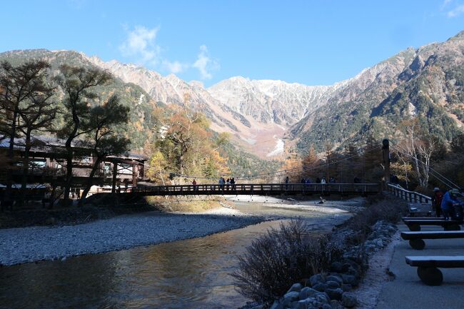 2021年10月30日-11月7日、静岡県と長野県に行きました♪<br />駿河湾と富士山、諏訪湖・上高地・八ヶ岳、晩秋の山岳や高原、温泉やグルメ、紅葉をたっぷりと楽しんできました♪<br /><br />☆Vol.160　11月5日：上高地♪<br />上高地帝国ホテルから大正池にハイキングして、<br />大正池ホテルでコーヒータイムを楽しんだら、<br />バスで河童橋へ。<br />河童橋の向こうにある小梨平。<br />黄金色のカラマツ林の中を歩く。<br />晩秋と初冬の狭間。<br />つかの間の美しい風景。<br />目の前に迫ってくる穂高連峰は美しい。<br />ゆったりと歩いて眺めて♪<br />
