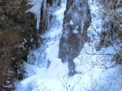ココも東京都です。三頭山ハイキング～秘湯である蛇の湯温泉たから荘　その１三頭山の頂上近くは凍ってました。