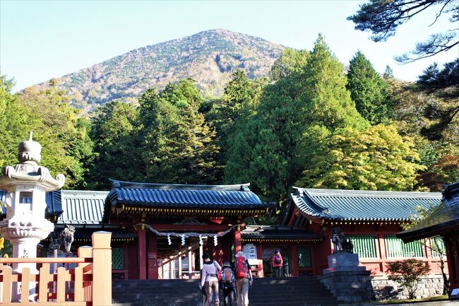 男体山近くの宿を早朝出発し、天気のいいうちに登り始めたが雲と雨で眺望には恵まれませんでした。でも夕方、人の少なくなった東照宮の奥までゆっくり見学できたのは良かったです。