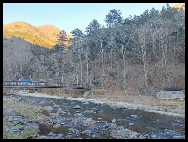 久しぶりの電車と無料送迎バスで行く事に新鮮味を覚えた私達は<br />また“2200円分のポイントあげるよ、但し今月中ね”という<br />某サイトのギリギリにくれるポイントを使って安価に塩原温泉へ<br />行って来ました。<br /><br />帰りの車中では運転手とおば様方のおおるりぶっちゃけ話が面白くて<br />なんだか楽しい旅行となりました。<br /><br />今年最後の温泉旅行です。