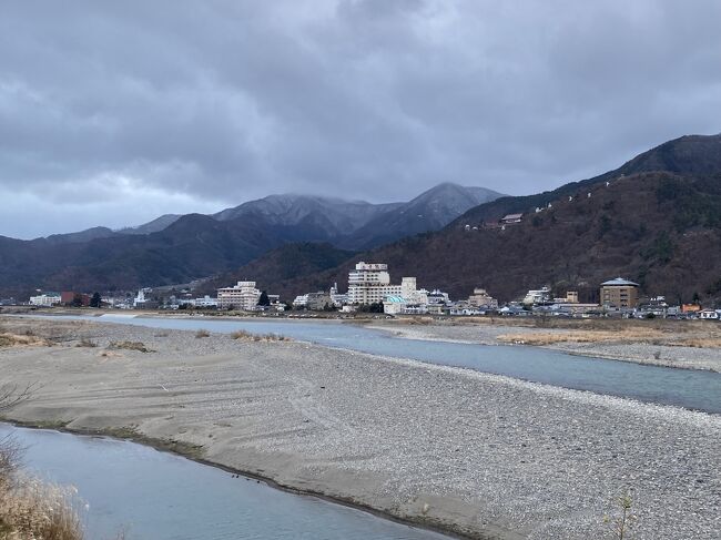 青春18きっぷを活用し、途中下車しながら目的地の戸倉上山田温泉へ向かいます。<br />小淵沢、下諏訪の観光を終えて、次の目的地は姨捨駅です。