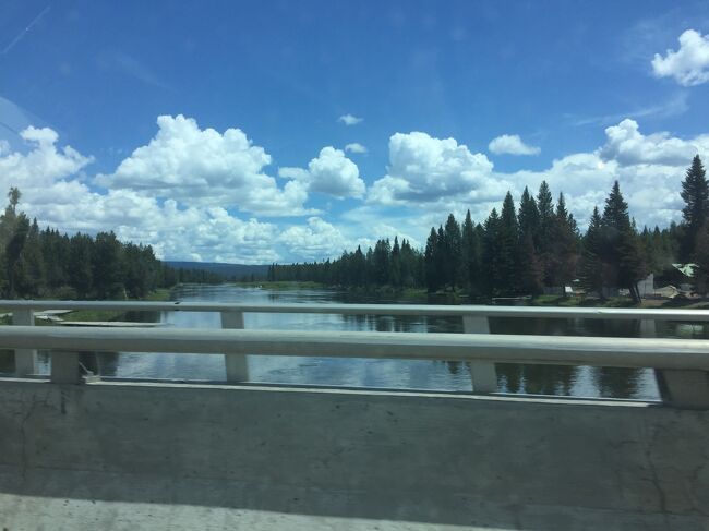 川や湖の水が豊富なアイダホ州であることがわかる景色が続きます。その近くにはロッジが多くあり、キャンプやボートなどのレジャーが集まる地区を北上する20号線を進みます。