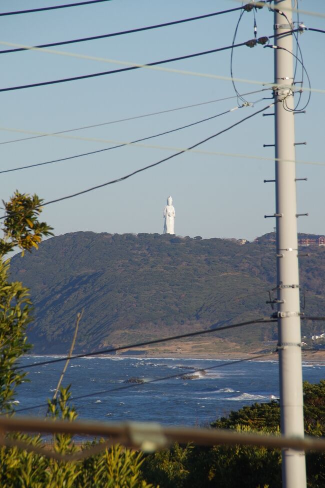 12月30日(木)、早朝のＪＲ総武線、ＪＲ内房線を乗り継ぎました。姉ヶ崎の辺りまでは凍るような寒さでした。それが、君津を過ぎた頃から、電車の開いたドアから吹いてきた風が冷たくなかったことに驚きました。<br />富津市の上総湊駅で下車。歩道橋に心地良い風が吹き、東京湾観音様と海原が見え、波音も聞こえました。<br />日東交通のバスに乗り、戸面原（とづらはら）ダムのバス停で下車。ダムやダム湖を見物、良い景色でした。<br />愛宕山への林道を上がりました。「愛宕山」という山は多いみたい。ここは標高283ｍ。愛宕神社へお参りしました。西側に展望スポットが有り、東京湾側の素晴らしい見晴らし、富士山も見えました。<br />南への尾根を走る林道を歩きました。斜面の防護の立派な林道で、不思議でした。<br />千葉県道182号線「もみじロード」を北上しました。バイクがたくさん行き交っていました。本日の目当てだった「地蔵堂の滝」は見えにくかった。ここは標高が低いのに、志駒川が渓谷となっています。<br />滝の不動尊はお堂が有り、銘水が豊富にほとばしっています。ちょっとだけ飲みました。