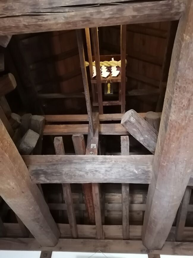 あずさ5号→篠ノ井→はくたか565号→かがやき510号で、松本城、善光寺、金沢観光地を巡りました。<br />年末最強寒波が襲う中、列車の運休や遅延はほぼ無く、雪景色の信州・北陸を楽しみました。<br />最初は松本城です。<br />篠ノ井線で松本から長野への移動は雪中行軍。でも、遅延なく運行されました。絶景のはずの姨捨駅周辺では、雪のためほとんど見通しが効きませんでした‥<br />国宝松本城 圧巻の五重天守閣。<br />御殿があったらどんな様子だったのでしょう。<br />