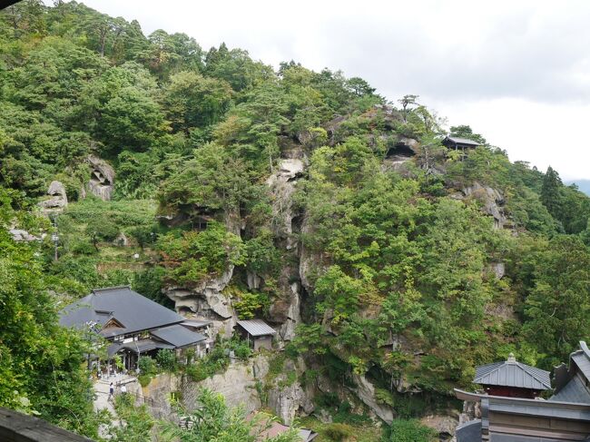 当初は米沢から電車で行こうと思っていた山寺。<br />思わぬご縁で車で送ってもらえることになった。<br />山寺に行こうと思ったのは山形の観光ガイドブックで見たから。<br />街ではなく、お寺だけなのにどのガイドブックでも必ず載っていて、それなりにページを使っている。<br />写真で見ても素敵。<br />これは行ってみなければ。<br />お天気が心配だったけどなんとか晴れ間も見えて思った以上によかった。<br />本数が少ないとはいえ電車もあり、駅から近いのでお勧めの観光スポット。<br />詳細は旅行記をどうぞ。