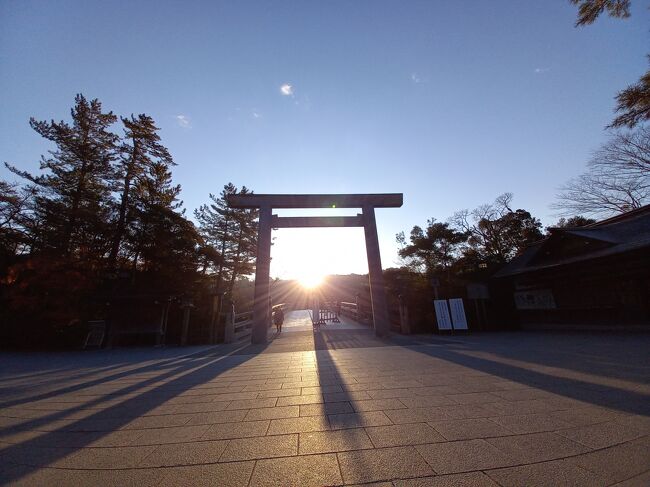 伊勢神宮と二見浦の夫婦岩へ参拝しました。伊勢神宮は、外宮と内宮だけでなく、少し離れた場所にある別宮の月読宮や倭姫宮、電車で1時間ほどかかる場所にある伊雑宮にも行きました。内宮から徒歩でいける宿に泊まったので、日の出前にお参りして、内宮の大鳥居から昇る日の出も見ることが出来て良かったです。内宮のすぐそばの、おかげ横丁は、見て回るだけでも楽しめる場所でした。伊勢神宮の辺りのお店などには、他には見られない珍しいしめ飾りを飾っていて、お正月だけでなく、一年中飾っているというのも珍しくて面白いと思いました。
