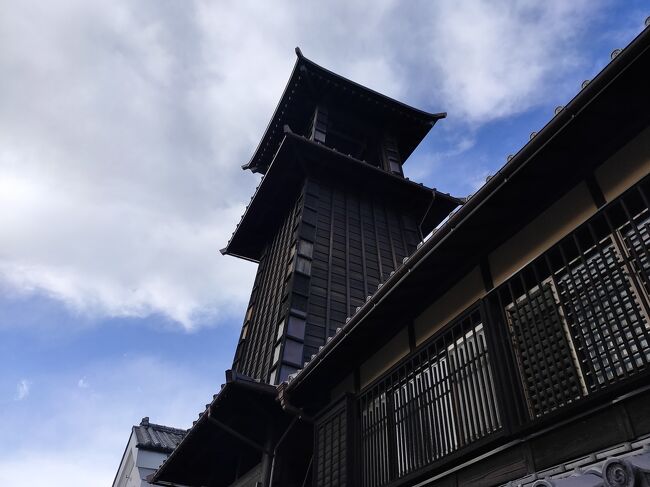 2021年年末。今年もまだコロナ禍の中、海外旅行に行くこともできず、そしてオミクロン株が広がりつつある中での年越し。<br />年末はおとなしく東京にいる事にしました。<br />今日は天気が良かったので川越さんぽに行ってきましたが、風は冷たく寒かった!日本海側は寒波で雪が多いらしい。<br /><br />2022年は海外に行けるようになっているんでしょうか?<br />2,3月ぐらいに第6派が来る予測なので再びおこもり生活なのか・・<br /><br />とりあえずは幸先詣で、3密を避けるようにしました。<br /><br />