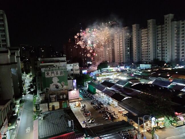 新年快楽2022 in 瑞豊夜市：高雄<br /><br />自宅のベランダから撮影しました。<br /><br />あけましておめでとうございます。<br />本年もよろしくお願いいたします。<br /><br />来年こそ、良い年でありますように。<br /><br />https://www.youtube.com/watch?v=MaXj3Cy-lV8