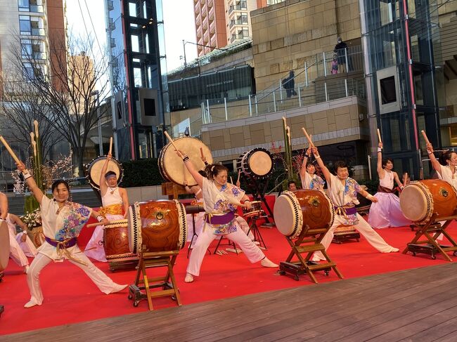 1月1日から開いている六本木ヒルズ。そして新年イベントもあるようなのでお昼頃からランチがてらに出かけてきました。<br />家から地下鉄一本で行けるので行きやすいエリアです。<br />今年の元旦もオミクロン株のために混んでいるエリアは控えて東京にとどまりましたが地下鉄も空いていて、東京にとどまったのは正解?<br /><br />六本木ヒルズのイベントは和太鼓30分、獅子舞30分と見ごたえのある内容でした。屋外だったので防寒対策をしていって正解!そんなに混んでいなくて席に座って鑑賞できました。<br /><br />元旦はお店がほとんど開いていないので、家で過ごす予定でしたが天気が良かったので出かけてみましたが意外にも良いものが無料で見れて満足。<br />