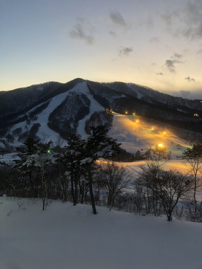 いつもは特急サンダーバード→北陸新幹線かがやきを利用して飯山駅を目指すのですが、今年は大雪の影響を考慮（＆もち吉の趣味）して、東海道新幹線のぞみ→特急しなので長野入り。<br /><br />1日目は遅めの出発をして、善光寺さんへお参り。<br />2日目は1日スキー。<br />3日目はツルヤでお土産を買って帰路に着く。<br /><br />2シーズンぶりの斑尾高原でのスキーは変わらず楽しかったです。