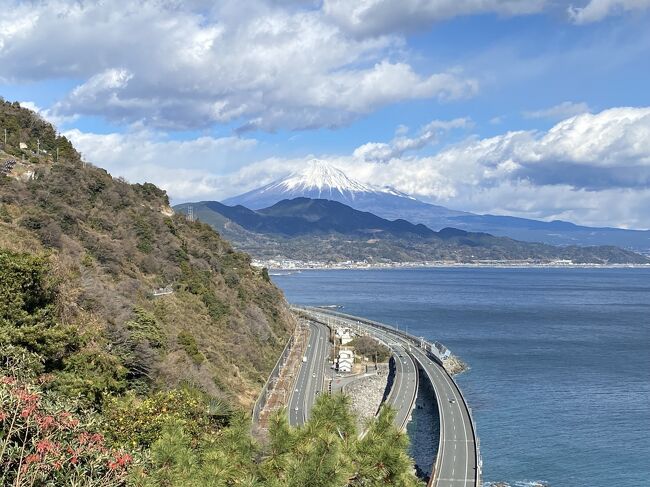 今年最後の旅行は青春18きっぷを使って静岡へ。<br />絶景富士山が見れるさった峠を登り、年越しは富士山のふもと富士宮。<br />年明けは浅間大社で初詣をしてから白糸の滝観光と富士山三昧の旅行となりました。<br />今回は1日目のさった峠編です。