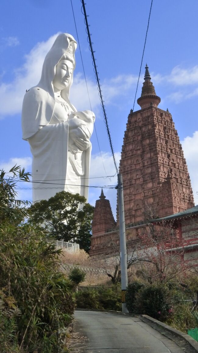 シフト制の仕事に就いている為、年末年始であっても勤務になる事が多いのですが、担当部署が変わる事もあって、今年の年末年始は6連休になったのです。<br /><br />6連休もあれば、2泊3日位で何処か国内旅行に行きたい所ですが、飛行機や観光地の宿(ホテル)代も高くなる為、旅行に行くのは止めておきました。<br /><br />その代りとして、ANAマイルが貯まるホテルに泊って、そのホテル周辺のプチ観光もする事にしたのです。<br /><br />前から目を付けていたホテルなのですが、1泊でANAマイルが2,000マイル付くのに、宿泊代が僅か5,000円(最安の場合)のホテルが、福岡県久留米市にあるのを見つけたのです。<br /><br />そのホテルは、「久留米ワシントンプラザホテル」で、ANAのホテル予約サイトからの予約でのみ、このプランがあります。<br /><br />ホテル公式サイト:http://washington.jp/kurume/<br /><br />ANAホテル予約サイト:https://www.ana.co.jp/ja/jp/domtour/hotel/<br />飛行機の予約はせず、ホテル予約のみが可能なサイトです。<br /><br />ただし、宿泊曜日により宿泊代は変わりますし、常にこのプランが販売されている訳でもないので、あればラッキーって感じかも知れないです。<br /><br />今回は、このホテルに2連泊したので、ANAマイルは4,000マイル貯まる事になるのです。<br /><br />でも、マイル積算まで、1~2ヶ月掛かる為、貯めて直ぐに使いたい訳には行かないです。<br /><br />なお、今回は、ANAクーポン(1泊500円分)と、福岡県の避密の旅キャンペーンコンビニ宿泊券も利用したので、実際は、1泊2,500円(宿泊税別途200円必要)で泊まる事が出来ました。<br /><br />今回の日程、行程は下記の通りです。<br /><br />12月29日(水)<br /><br />福岡天神 12:48-西鉄電車 急行-小郡 13:25<br /><br />小郡駅で後続電車を待つつもりでいたのですが、私がさっき通って来たほぼ直後の筑紫駅で人身事故があり、小郡駅到着直後に西鉄大牟田線は全区間で運転中止になったのです。<br /><br />その後、小郡~大牟田間で折り返し運転が開始され、小郡からの折り返し普通電車で14時過ぎに久留米駅に着きました。<br /><br />「久留米ワシントンプラザホテル」チェックイン<br />https://4travel.jp/travelogue/11731380<br /><br />・ホテル界隈&久留米駅界隈散策<br />https://4travel.jp/travelogue/11731571<br /><br />「久留米ワシントンプラザホテル」泊<br />https://4travel.jp/travelogue/11731641<br /><br /><br />12月30日(木)<br /><br />・大本山 成田山 久留米分院 明王寺 参拝 <br /><br />公式サイト:https://www.kurume-naritasan.or.jp/<br /><br />・西鉄久留米駅ビル内の「味のタウン」内などを散策<br /><br />・久留米宗社 日吉神社 参拝<br /><br />公式サイト:http://kurumesousya.main.jp/hiyoshi/<br /><br />・ホテル界隈&久留米駅界隈散策<br /><br />「久留米ワシントンプラザホテル」泊<br />https://4travel.jp/travelogue/11731641<br /><br /><br />12月31日(金)<br /><br />久留米 09:35-西鉄電車 急行-福岡天神 10:17<br /><br />-------------------------------------------------------------------------<br /><br />2日目に、「大本山 成田山 久留米分院 明王寺」に参拝した時の様子です。<br /><br />公式サイト:https://www.kurume-naritasan.or.jp/<br /><br />写真のコメントは、一部を除いて省略させて頂きます。
