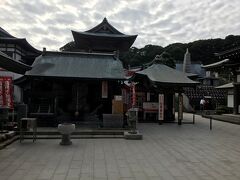 経営不振で緊急事態の銚子電鉄応援旅／犬吠駅の近くにある満願寺をぶらりして、そのあと犬吠埼灯台を見上げました。