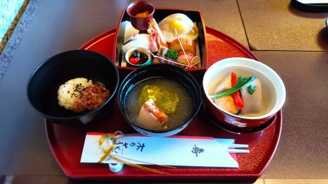 ここ数年、年越しといえば、台北101カウントダウンニューイヤー花火で新年を迎えてきました。<br />しかし、昨年の令和2年12月31日は、新型コロナウイルス感染症が全国的に急拡大する中、日本で迎えた大晦日。<br />その年の大晦日は、年末年始のGoToトラベルの一時停止から、宿泊割引と地域共通クーポン券配布が中止となり、残念ながら我が家では、GoToトラベルキャンペーンの恩恵を受けることなく、「少しでも海外に近い場所で年越しをしたい」という妻のリクエストで、羽田空港第3旅客ターミナルビル内の「ザ ロイヤルパークホテル 東京羽田」に宿泊し、大晦日の羽田空港を満喫しました。<br />・GoToトラベルキャンペーンが全国一時停止。年越しの羽田空港第3ターミナル2020-2021<br />https://4travel.jp/travelogue_group/36467<br /><br />しかし、令和3年12月31日も、世界中でコロナ過はまだまだ続いています。<br /><br />今年も昨年と同様に、大晦日はホテルで過ごしたいということで、今年1年、何かとお世話なった「横浜ベイシェラトン ホテル&タワーズ」で年越しおこもりステイをすることに。<br />今回は、妻のリクエストで、朝夕4食と特別料理とクラブラウンジアクセス付き(マリオット ボンヴォイ プラチナエリート会員のため)の、12月31日からの2泊3日の年越プラン(になるのかな?)での、贅沢なおこもりステイで過ごしました。