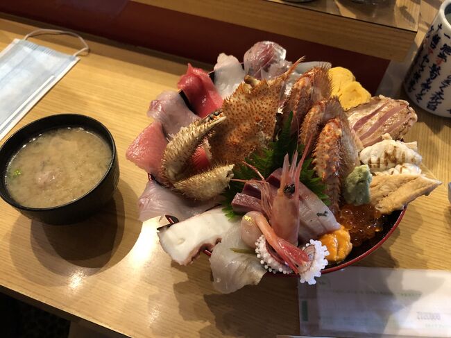 金沢を訪問する観光客が多く足を運ぶ近江町市場には、寿司や海鮮丼を提供する多くのお店がひしめき合っていますが、朝の早い時間帯から利用できるお店となると、ある程度数は限られてきます。<br /><br />「いきいき亭 近江町店」は、朝７時の早い時間から海鮮丼を提供するお店として観光客にとってはすごく使い勝手がよいお店です。食べログの近江町市場の海鮮丼ランキングで一位、二位に位置する同店では、味だけでなく、インスタ映えする見栄えがよい海鮮丼を提供しています。<br /><br />一品一品丁寧に盛り付けて提供するため、店内に入ってから少し待たされますが、同店で食事後は、近江町市場の名物料理を食べた満足感にひたることができます。海鮮丼目的で近江町市場を訪問する人には、お勧めしたいお店です。