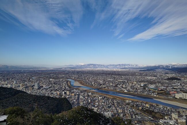 2021年の年末…恒例のバンコク滞在「微笑みの年末年始」、今年もならず!<br />しかし、昨年と違い、今年の年末は、海外への渡航はできなくても、国内の旅は許される状況になってきたので、フォートラの日本地図とにらめっこを続け、まだ白かった岐阜に目をつけ、旅の計画を開始しました。<br />どこに泊まる?高山?下呂温泉?宿を探すも、高山本線沿線の温泉宿は高過ぎて手が出ず…岐阜市内で温泉付きの良さげなホテルを見つけ、1泊目が決定!<br />1泊したら、帰っちゃう?<br />せっかくの年末年始、1泊2日のとんぼ返りはイヤ!<br />岐阜と我が家のある横浜との間2泊目を探していると、勝手知ったる山梨の石和温泉で素泊まりながらも良心的な価格の宿を何とか探し出し、「食事なんて、どうにかなるでしょ」と2泊目も決定!<br /><br />1月1日、元日の穏やかな日差しの中、初詣に出かける人を尻目に、僕は、バックパックを背負い、彷徨い始めたのでした…
